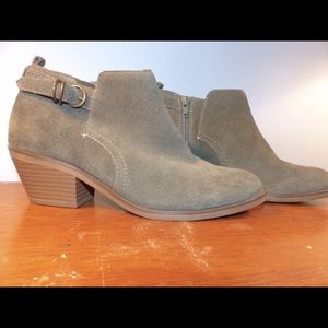 White Mountain Size 9 booties