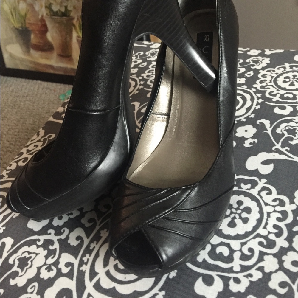 🎀SALE🎀 Rule NWOT leather Peek-a-boo pumps sz 10