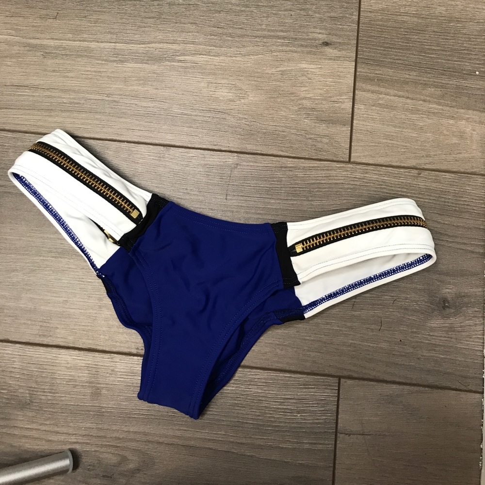 *NWOT* Authentic Beach Bunny swim bottoms, size L