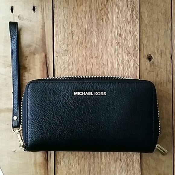Michael Kors Handbags - Michael Kors Mercer wallet / wristlet NWT