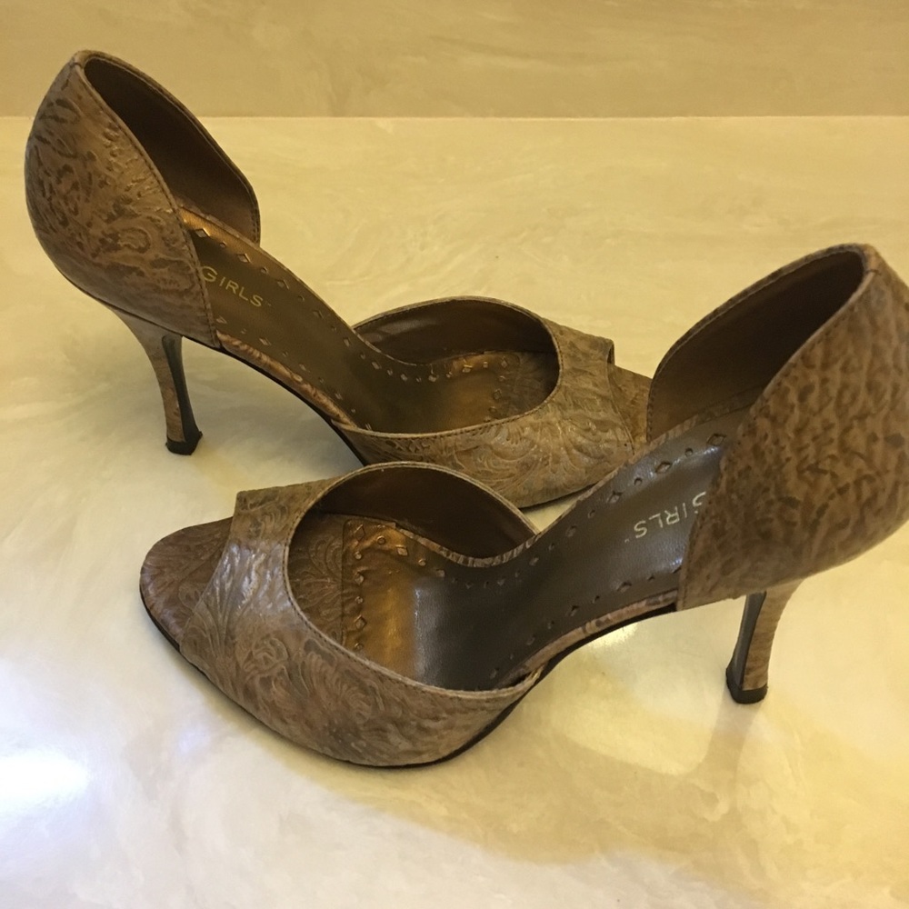 BCBGirls- brushed gold vintage wallpaper look