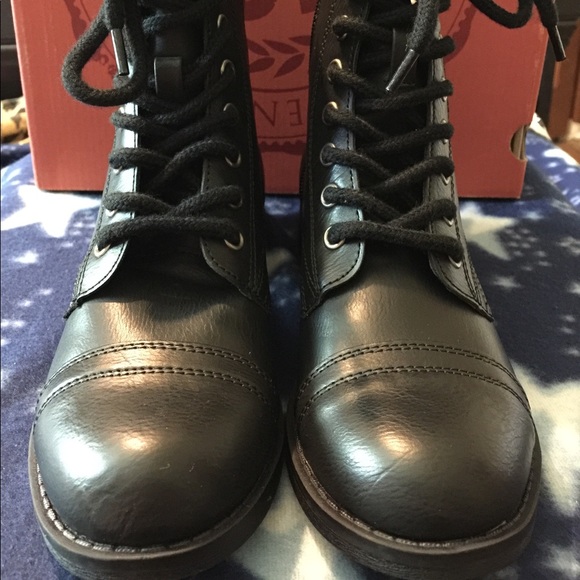 NIB SO Invite Women's Lace up Combat Boots; SZ 6 - Picture 3 of 7