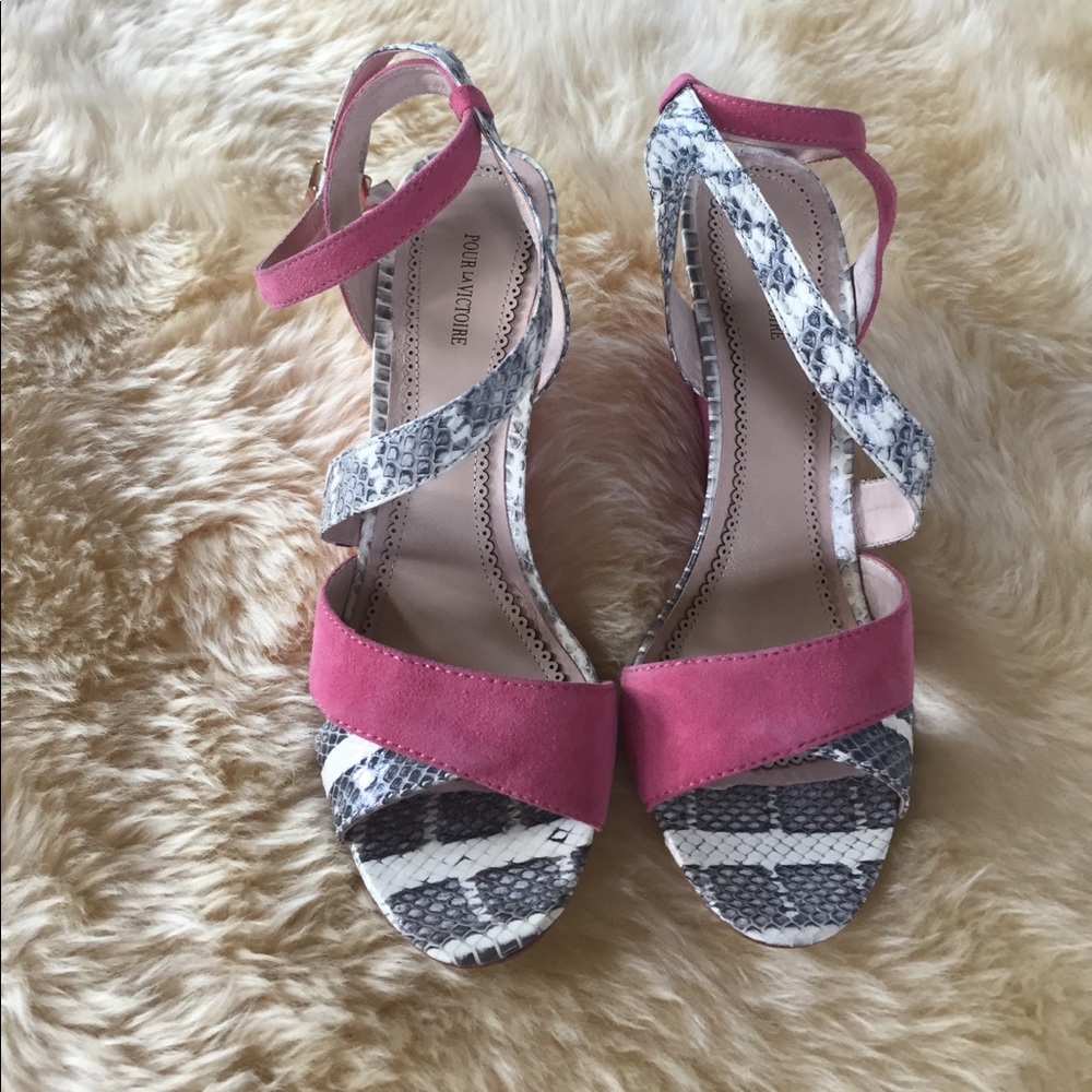 Pour la Victoire wedge shoes size 9 new