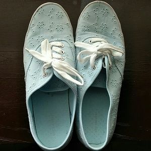 Light blue sneakers with flower patterned lace