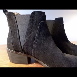 White Mountain size 9 black booties
