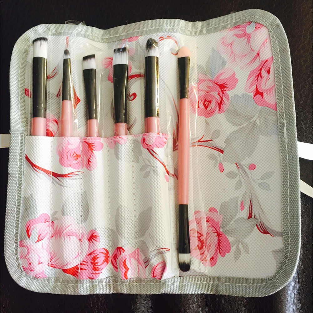 Makeup brush set with travel pouch