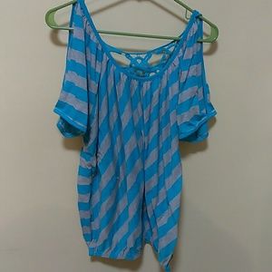 Very cute cold shoulder top bongo 1x