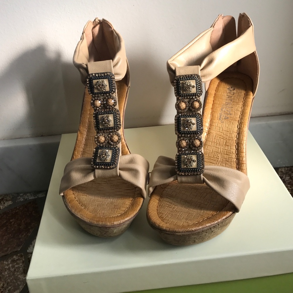 Barely worn wedge heels size 7