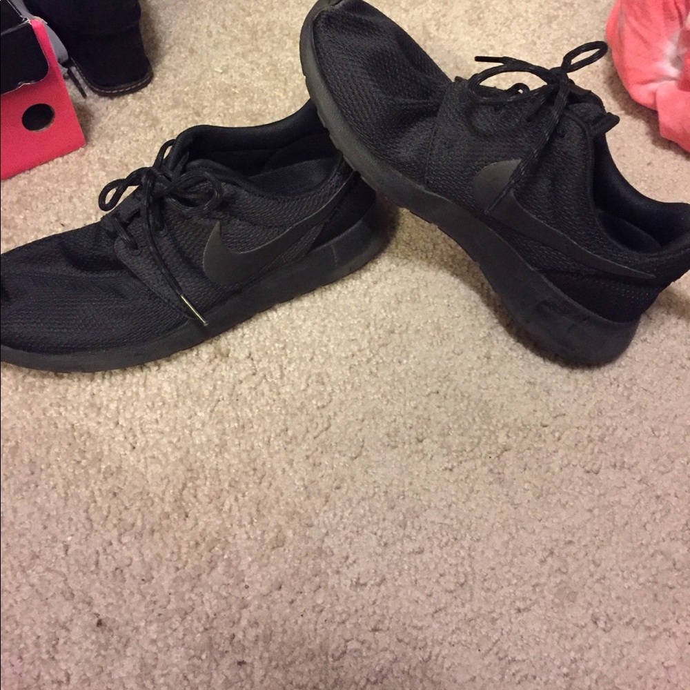 Solid Black Nike Roches