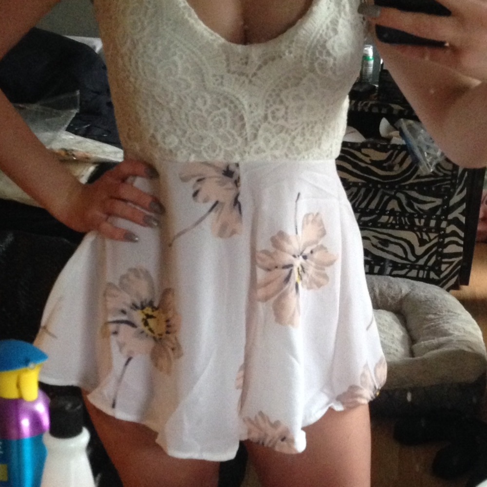 Floral Lace Romper - Picture 4 of 4