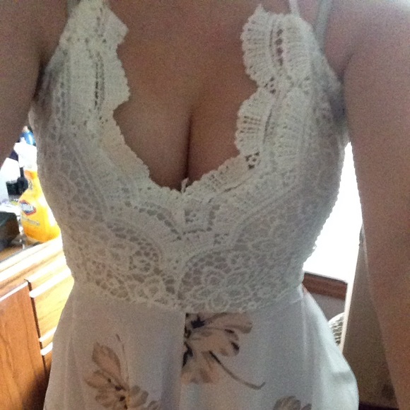 Floral Lace Romper - Picture 2 of 4