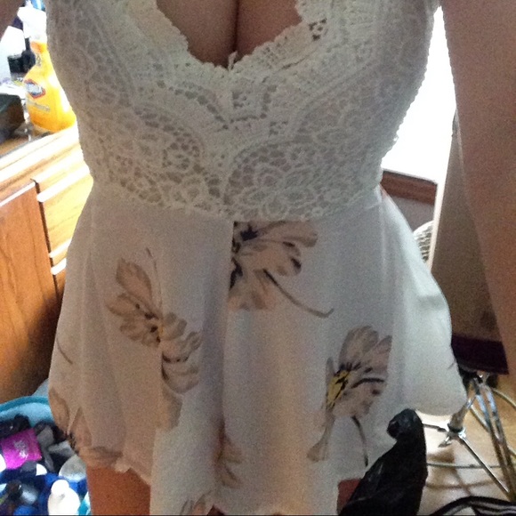 Floral Lace Romper - Picture 3 of 4