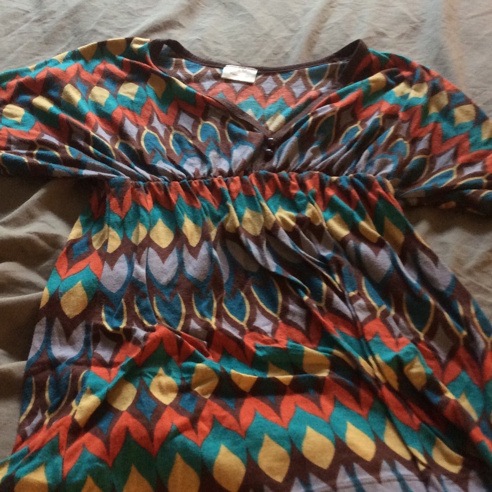 Cute fall colored top with feather like design