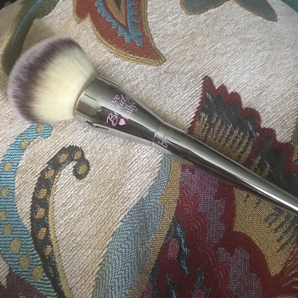 It cosmetics all over powder brush.