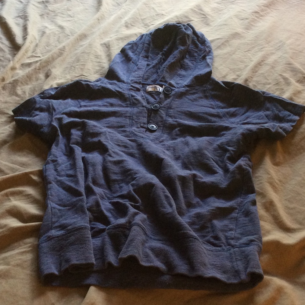 Short sleeved blue hoody with buttons