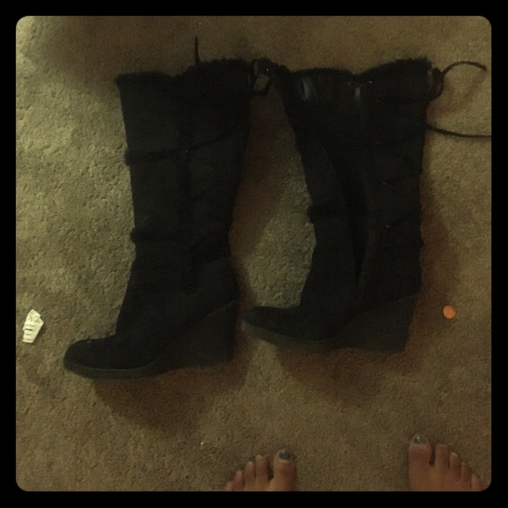 CLEAR OUT SALE 🎉Black fur wedges