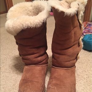 UGG Shoes - Ugg Boots (Button Down) UGG Shoes - Ugg Boots (Button Down)