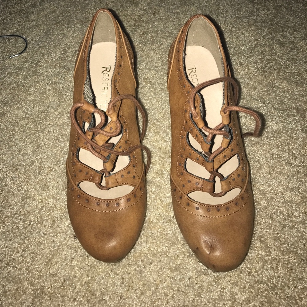 Restricted taupe wedges