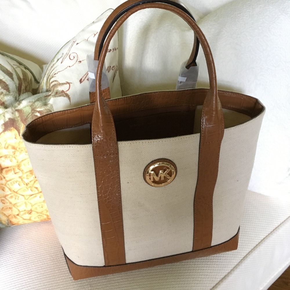 🎉🎉SALE!! $90🎉🎉MIchael Kors Fulton canvas tote