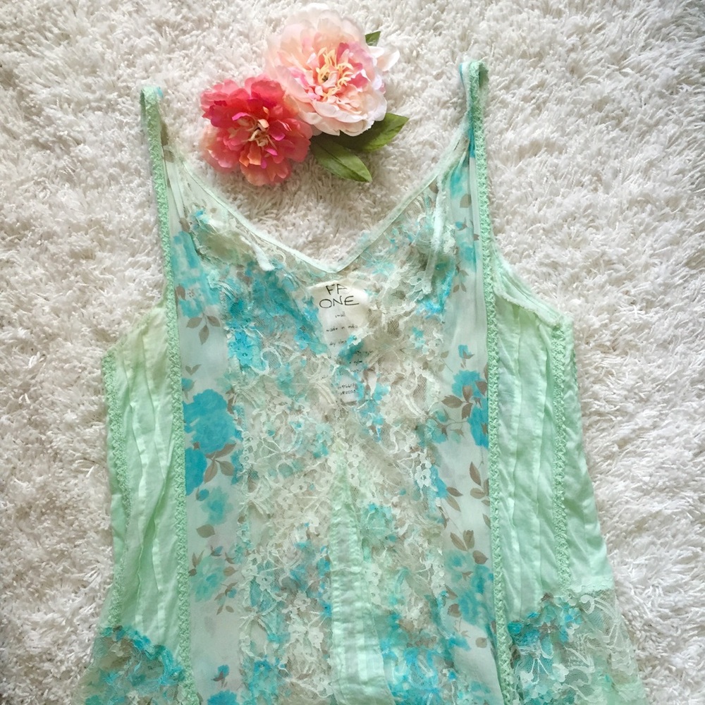 Free People💕 Sheer lacey tank top