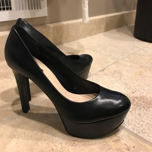 Guess black platform pump