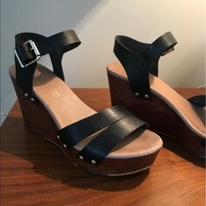 Aldo Flatform-ish Sandal size 6.5