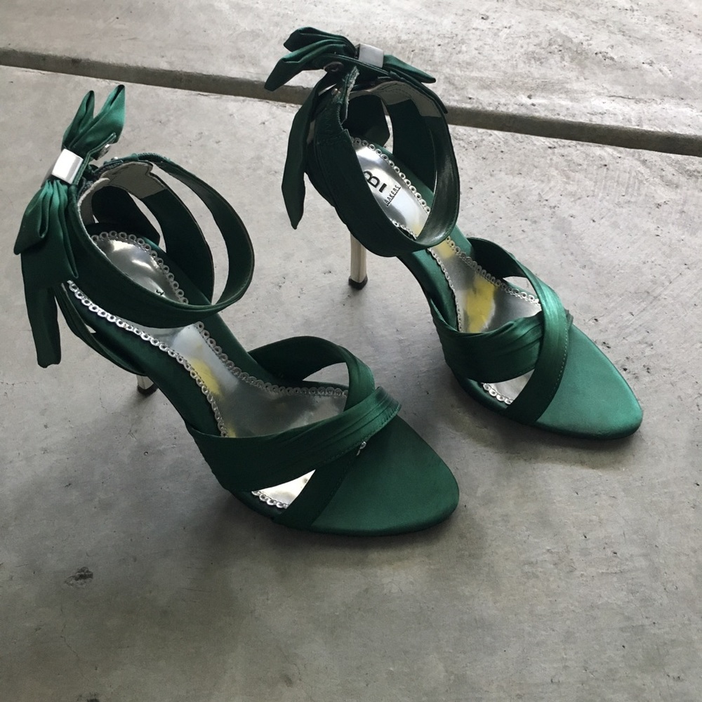 Bakers "Dutchess" Low Kitten Heel with bows