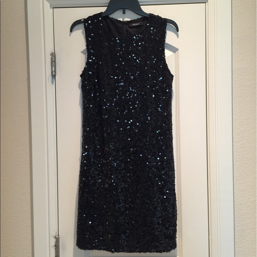 The perfect date night black dress - Picture 3 of 4