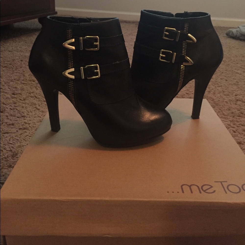Me too black heeled booties size 6
