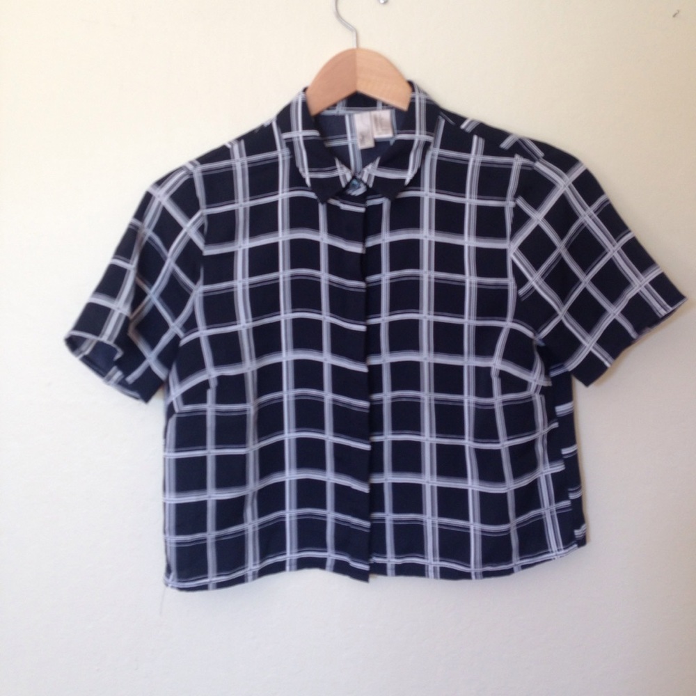 Black & white patterned crop top- button-down