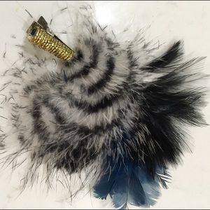 MULTICOLORED FEATHER HAIR CLIP