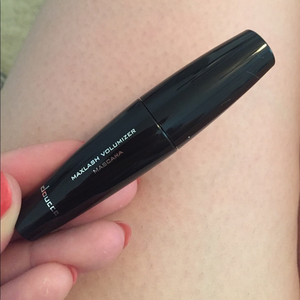 Black volumizing mascara