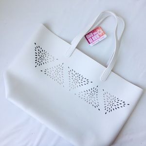 Bags - CHIC & SLEEK SPRING TOTE, NEW! Bags - CHIC & SLEEK SPRING TOTE, NEW!