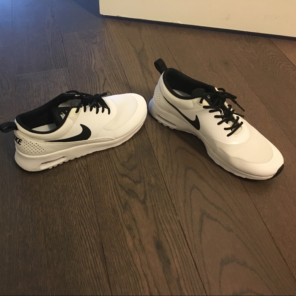 Nike theas in white and black