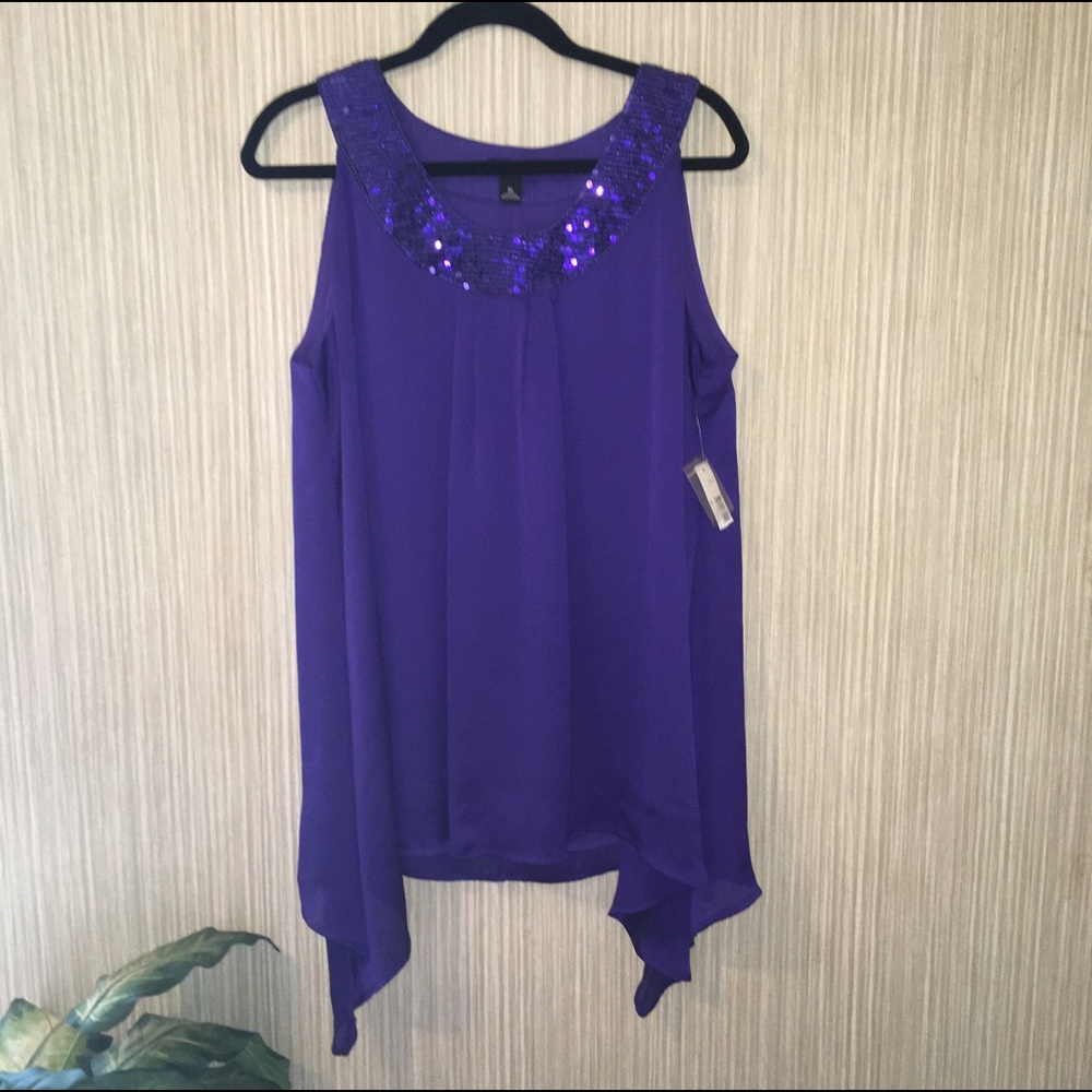 NWT New Directions Shark-bite Hem Top. XL.