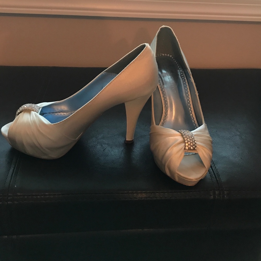 Pretty ivory peep toe heel!