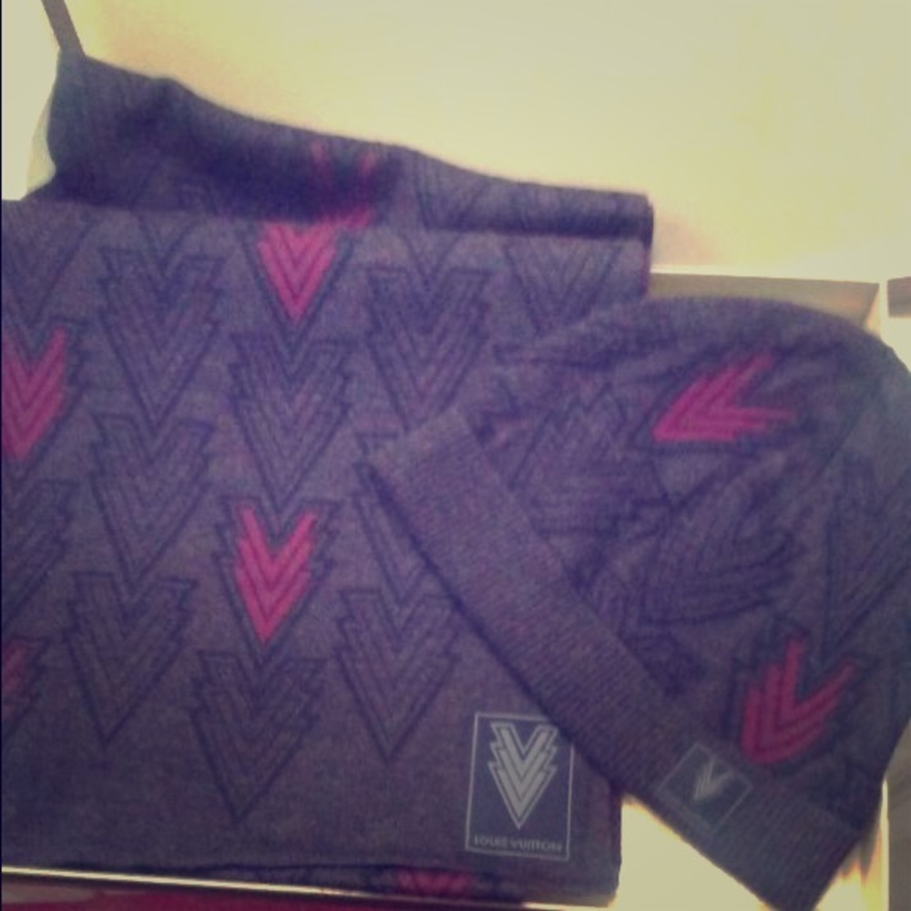 Louis Vuitton Skully & Scarf !!