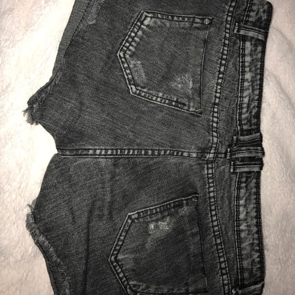 Nice Black short 💐 - Picture 2 of 2