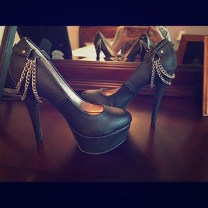 Never worn sexy black heels with gold chain!