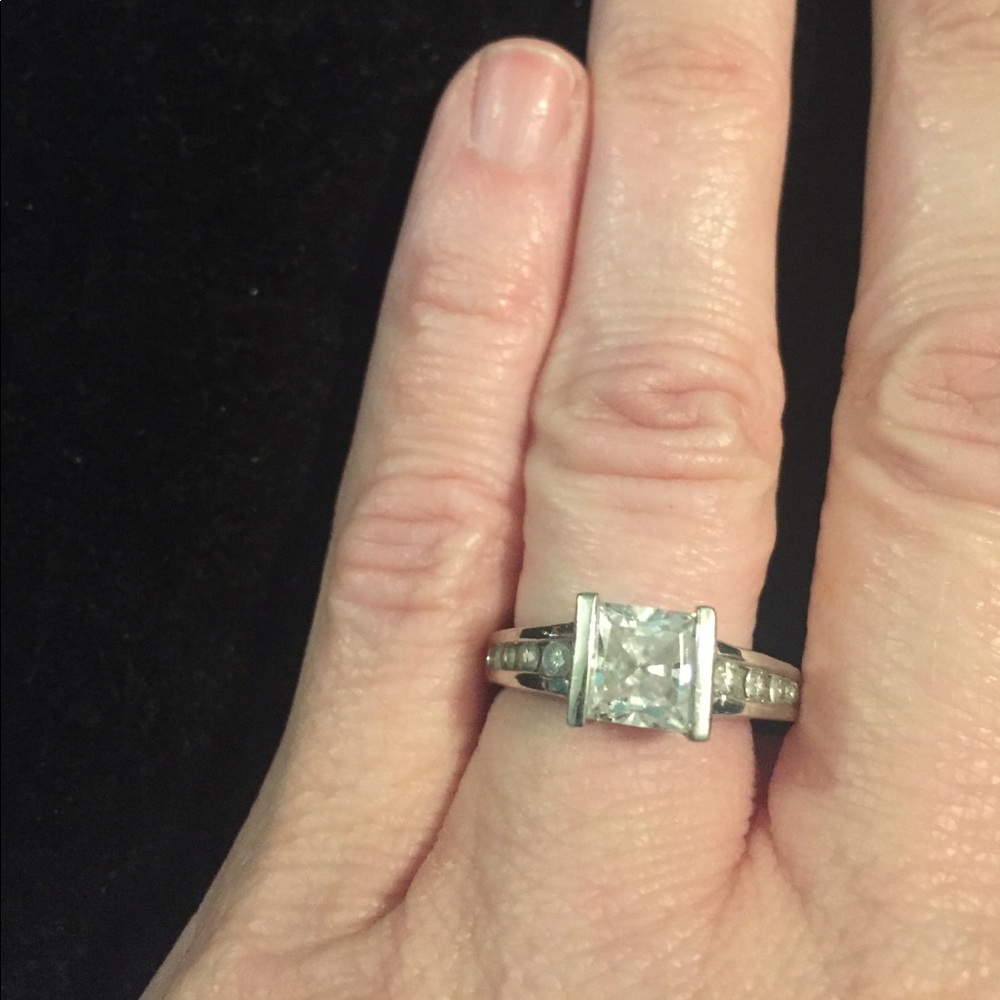 Beautiful diamond ring (costume jewelry)