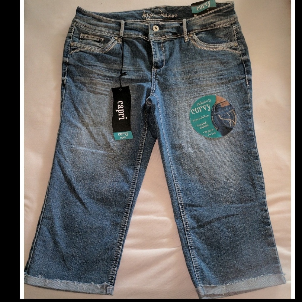 NWT Ariya Brand Jean Capris