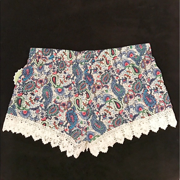 Printed lace trim shorts NWT - M/L - Picture 2 of 5