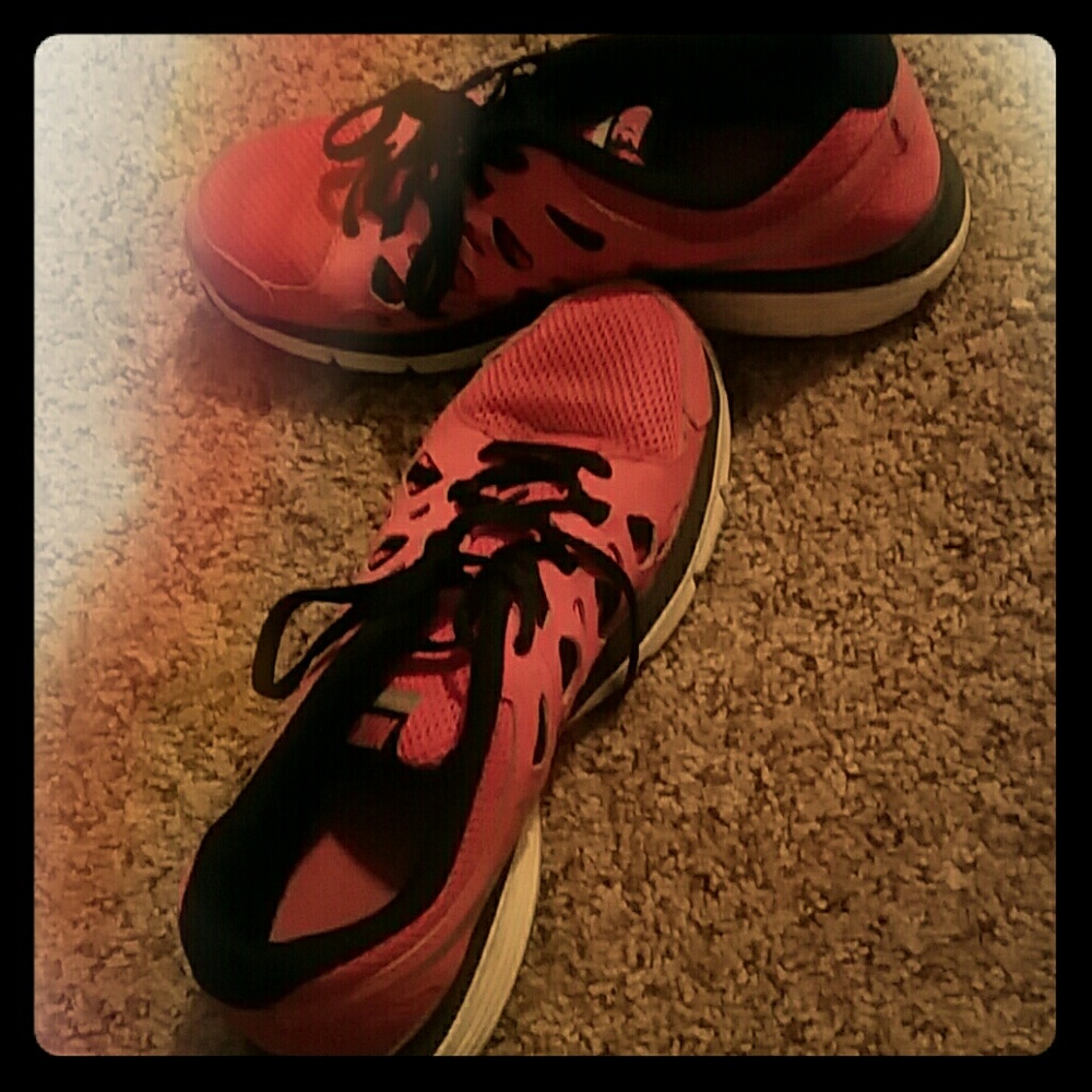 Pink Nike dual fusion