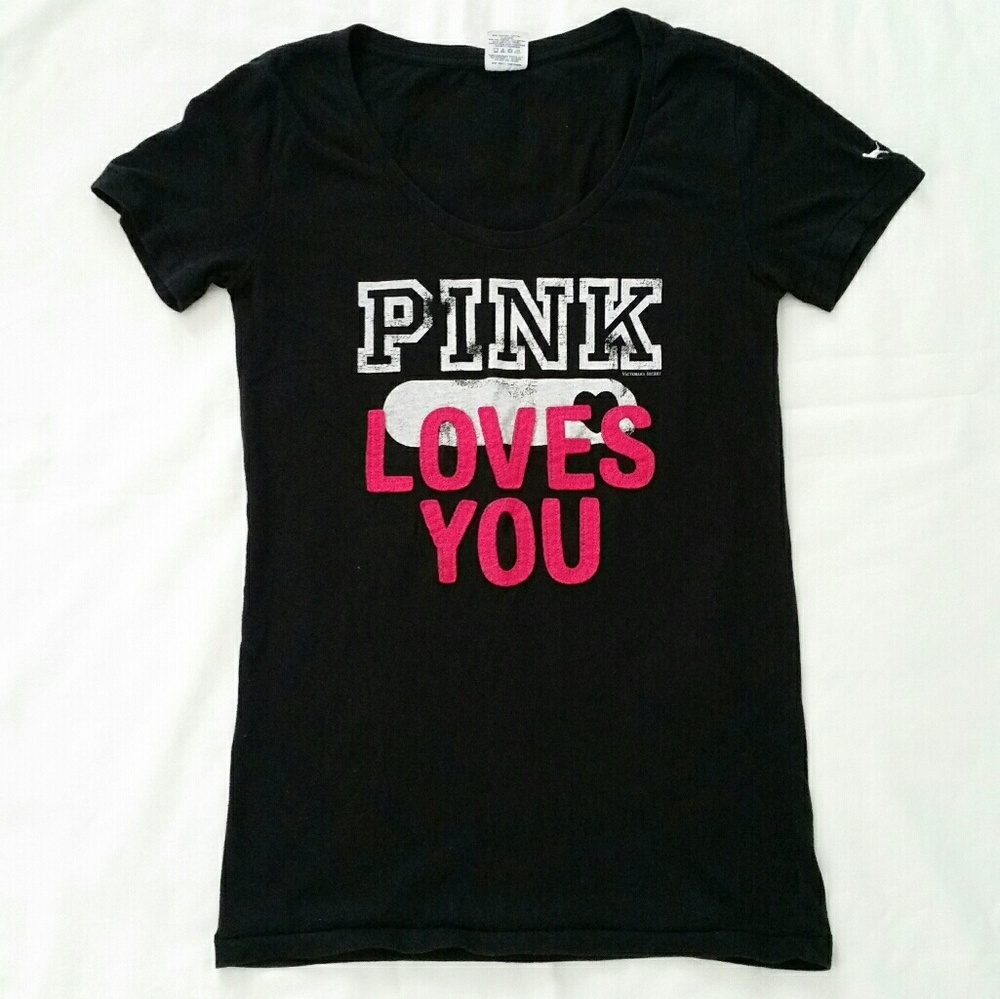 ↪ VS PINK Raised Letter Tee