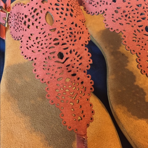 Pink sandals with cutout design - Picture 2 of 5