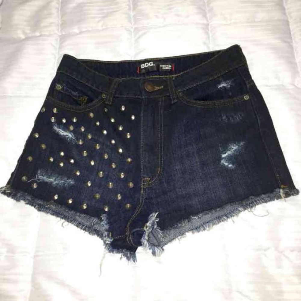 FREE TOP/ BDG HIGH RISE CHEEKY DISTRESSED SHORTS