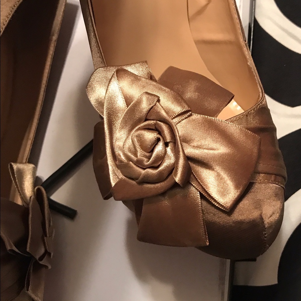 Champagne Roset pump