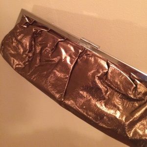 ALDO metallic clutch