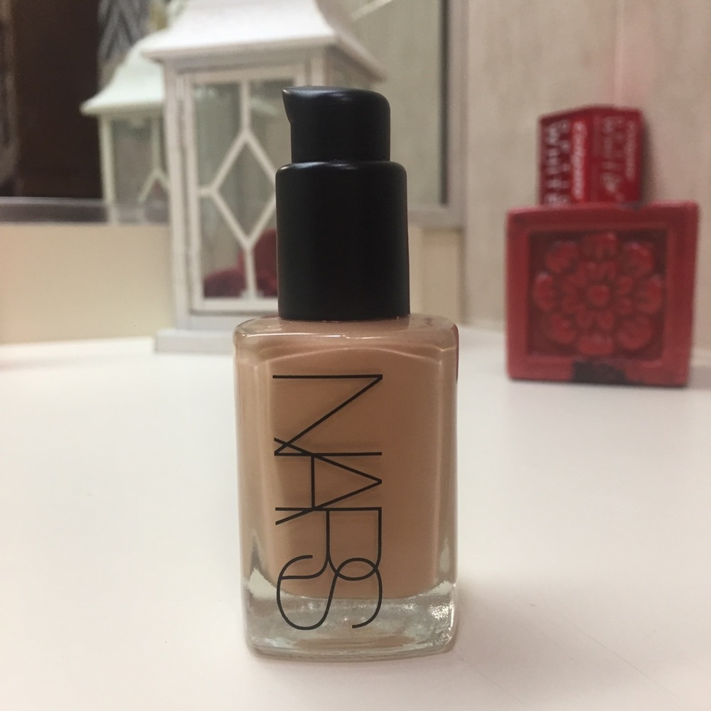 NARS Sheer Glow Foundation in Barcelona