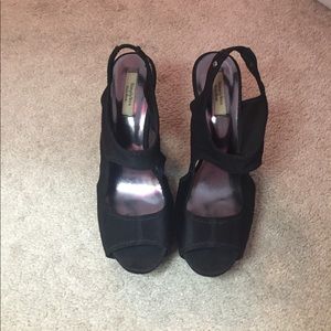 Black wedges